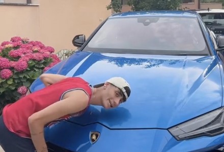 Incidente di Casal Palocco parlano i testimoni: «Gli youtuber ridevano, senza ritegno e filmavano le auto distrutte»